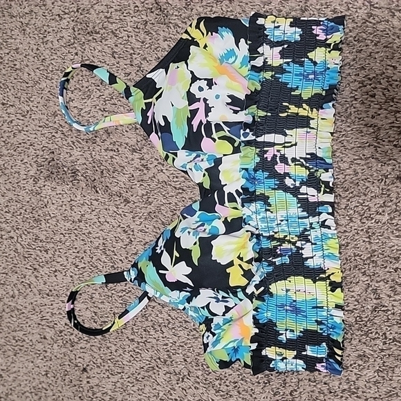 𝅺BEACH Betty bikini top with rouched bottom and adjustable straps. Size medium. - Picture 1 of 2